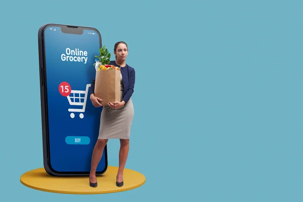 Mujer Sosteniendo Una Bolsa Supermercado Completa Teléfono Inteligente Concepto Aplicación — Foto de Stock