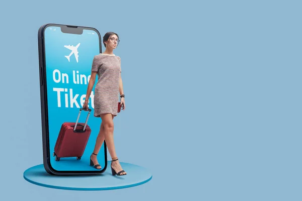 Fashionabla Affärskvinna Med Vagn Väska Boka Sina Flygbiljetter Online Smartphone — Stockfoto