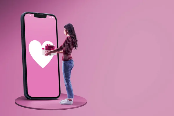 Šťastná Žena Dělá Line Nakupování Velký Smartphone Srdcem Přijímat Dárky — Stock fotografie