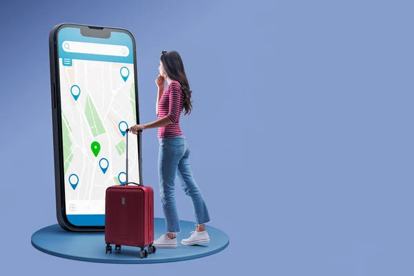 Ung Resenär Söker Efter Platser Karta Hon Använder Stor Smartphone — Stockfoto