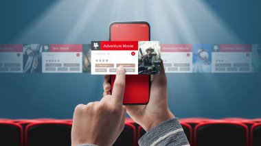 Akıllı telefonu, sineması ve eğlence uygulaması konseptiyle internetten filmlere göz atan kadın