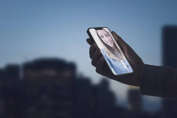 Woman Holding Smartphone Video Calling Her Friend Online City Background — Stock Photo, Image