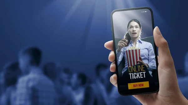 Женщина Держа Руках Смартфон Покупая Билеты Кино Онлайн Через Мобильное — стоковое фото