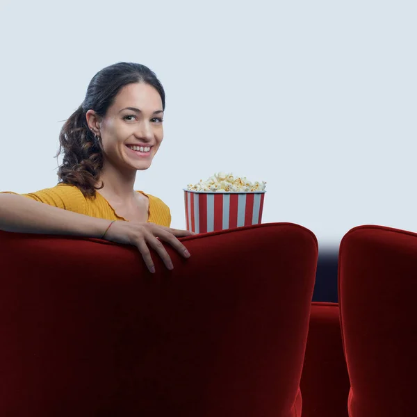 Kobieta Jedząc Popcorn Oglądając Filmy Rozrywkę Kino Spogląda Wstecz Uśmiecha — Zdjęcie stockowe