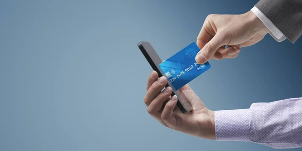 Zakenman Neemt Een Creditcard Van Smartphone Van Een Gebruiker Cybersecurity — Stockfoto