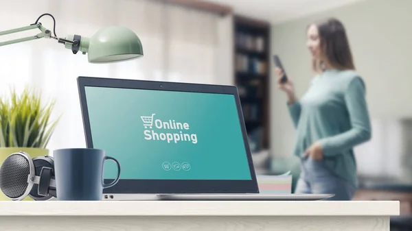 Online Shopping Website Laptop Und Frau Mit Smartphone Hause Hintergrund — Stockfoto