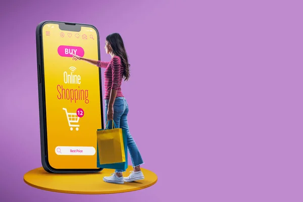 Счастливая Женщина Совершает Онлайн Покупки Помощью Большого Смартфона Держит Сумки — стоковое фото