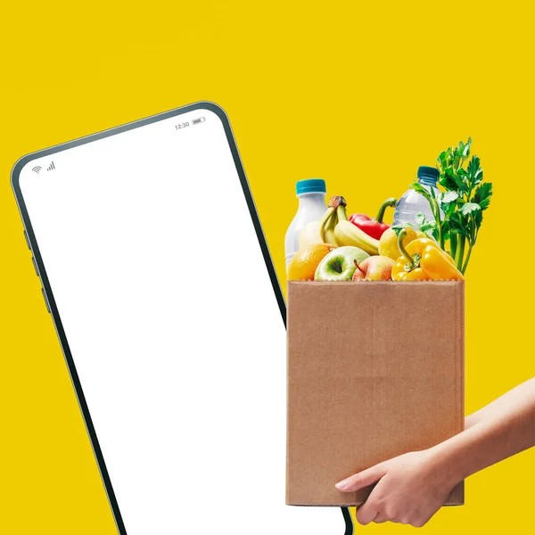 食料品の箱を保持している空白の画面と女性とスマートフォン オンライン食料品ショッピングコンセプト — ストック写真