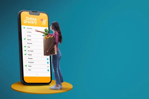 Kobieta Robi Zakupy Spożywcze Online Korzysta Aplikacji Mobilnej Dodanie Produktów — Zdjęcie stockowe
