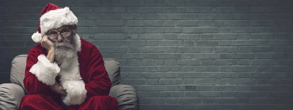 Líná Znuděná Santa Claus Opíral Ruku Relaxační Křesla Čekání Vánoce — Stock fotografie