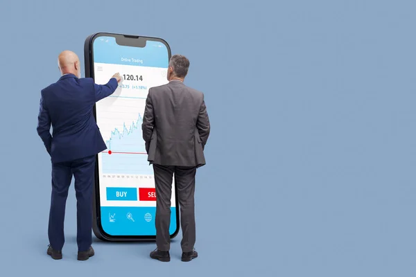 Affärsmän Som Använder Stor Smartphone Med Online Handelsplattform App Investerar — Stockfoto