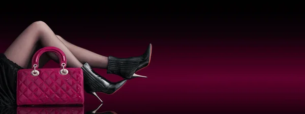Mujer Moda Que Usa Zapatos Tacón Alto Bolso Moda Ropa — Foto de Stock