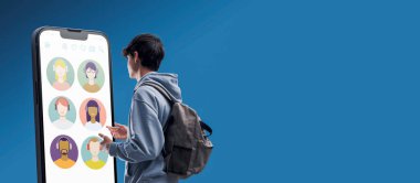Gençlerin sosyal medya uygulamalarıyla etkileşimi büyük bir akıllı telefon, teknoloji ve iletişim konsepti, kopyalama alanı