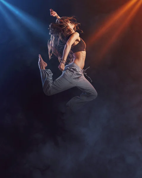 Danseuse Professionnelle Sur Scène Elle Saute Entourée Fumée Danse Concept — Photo