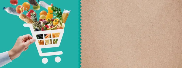 Tangan Memegang Ikon Gerobak Belanja Penuh Bahan Makanan Segar Online — Stok Foto