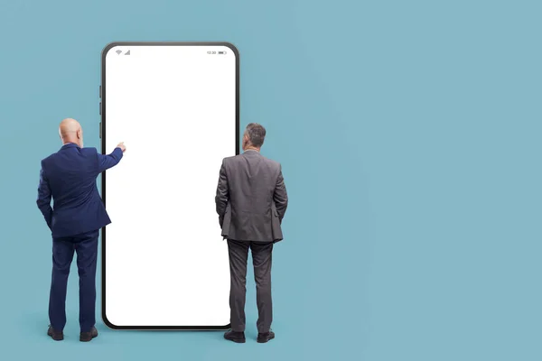 Biznesmeni Stojący Przed Dużym Smartfonem Pustym Ekranem Korzystają Aplikacji Mobilnych — Zdjęcie stockowe
