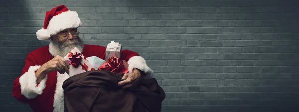 Santa Claus Bringing Christmas Gifts Huge Sack Holding Present Red — Stock Photo, Image