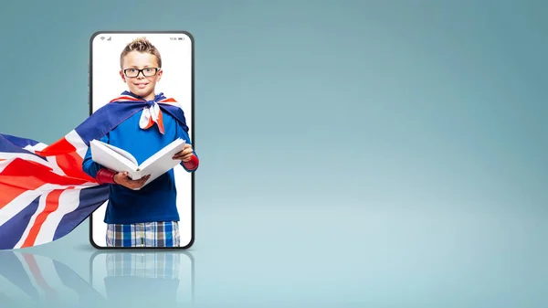 可爱的超级英雄男孩在智能手机视频和微笑的在线教育理念中读书 — 图库照片