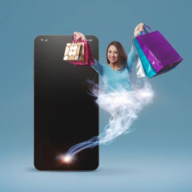 Bir cin gibi görünen ve elinde bir sürü alışveriş çantası olan mutlu bir kadın akıllı telefondan, online alışveriş konseptinden çıkıyor.