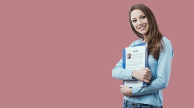 Genç gülümseyen kadın onun devam tutarak ve bir iş başvurusu