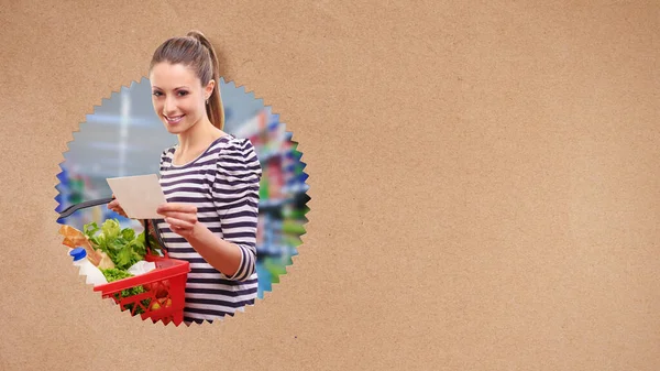 Mujer Feliz Haciendo Compras Comestibles Supermercado Ella Está Sosteniendo Una — Foto de Stock