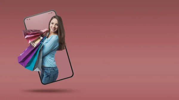 Vrolijke Glimlachende Vrouw Winkelen Met Veel Kleurrijke Tassen Een Smartphone — Stockfoto
