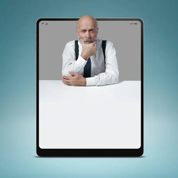 Empresário Pensativo Tablet Digital Ele Está Pensando Com Mão Queixo — Fotografia de Stock