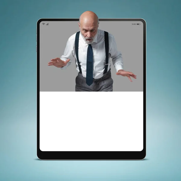 Geschockt Geschäftsmann Einem Digitalen Tablet Blick Auf Leeren Kopierraum Business — Stockfoto