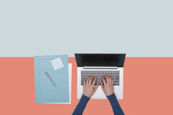 Geschäftsmann Sitzt Schreibtisch Und Arbeitet Mit Laptop Draufsicht — Stockfoto