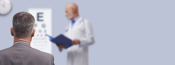 Oftalmologista Realizando Exame Oftalmológico Seu Consultório Paciente Está Olhando Para — Fotografia de Stock