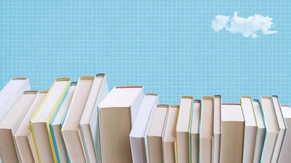 Viele Bücher Linie Angeordnet Und Himmel Hintergrund Kreativität Und Lernkonzept — Stockfoto