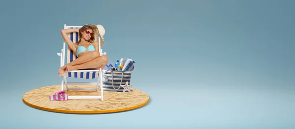 Donna Attraente Seduta Una Sdraio Sulla Spiaggia Prendere Sole Concetto — Foto Stock