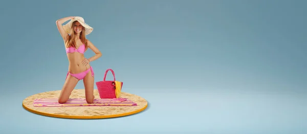 Sorridente Bella Donna Che Indossa Bikini Tenendo Cappello Vacanze Estive — Foto Stock