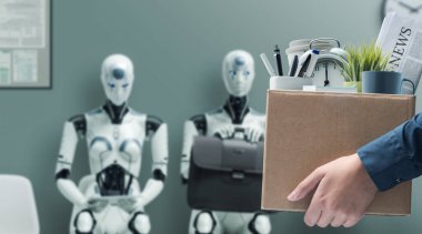 Kovulan ofis çalışanı elinde eşyalarıyla ofisten çıkarken arka planda iş görüşmesi bekleyen insansı yapay zeka ve robotiğin işsizlik üzerindeki etkisi.