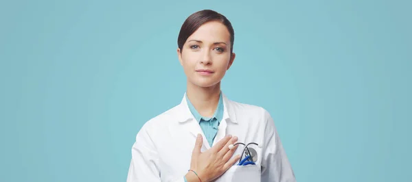 Atrakcyjna Kobieta Kardiolog Stetoskop Lab Coat Dotyka Jej Piersi — Zdjęcie stockowe