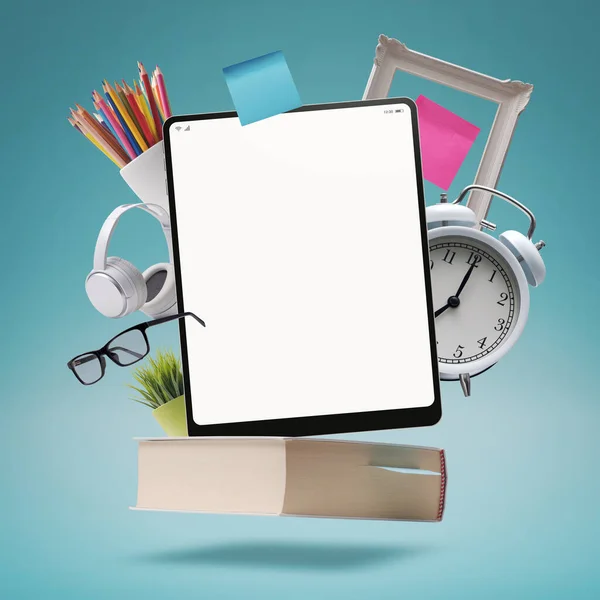 Tableta Digital Con Pantalla Blanco Composición Material Escolar Concepto Educación —  Fotos de Stock