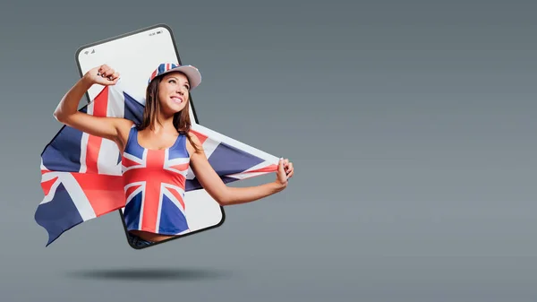 快乐可爱的英国女孩拿着国旗在智能手机视频和微笑 — 图库照片