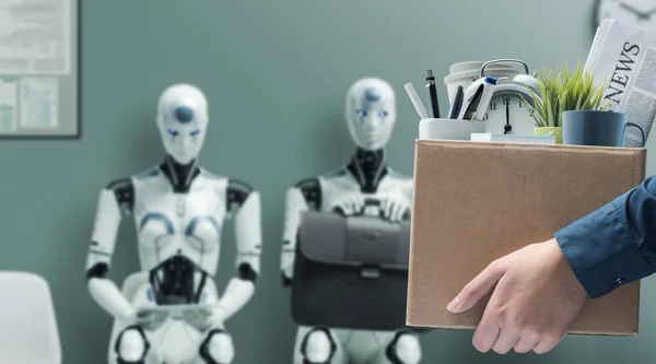 사무직 근로자가 자신의 소지품 상자를 사무실을 나가고 로봇들은 일자리 인터뷰를 — 스톡 사진