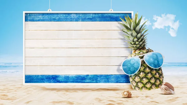 ビーチでぶら下がってサングラスや木製の看板を持つクールなパイナップル 夏休みのコンセプト — ストック写真