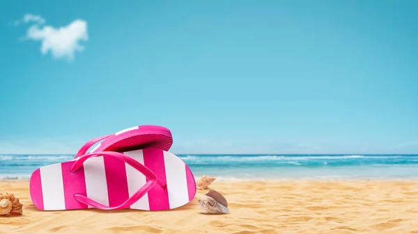 背景の砂と海の上のフリップフロップ 夏休みのコンセプト コピースペース — ストック写真