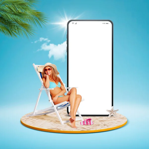 Grande Smartphone Com Tela Branco Bela Jovem Tomando Banho Sol — Fotografia de Stock