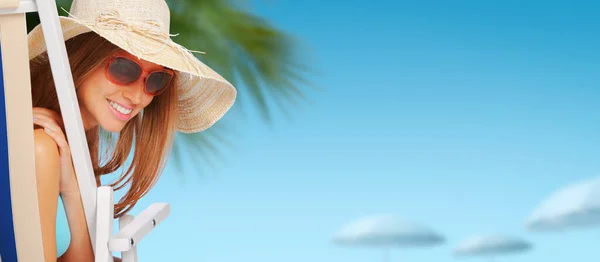 Hermosa Mujer Feliz Sentado Una Tumbona Playa Tomar Sol Vacaciones —  Fotos de Stock