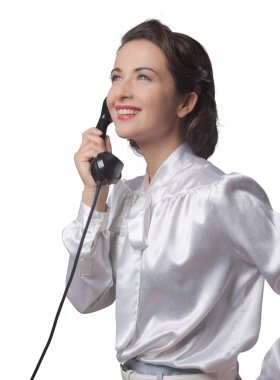 Bir telefon olan ve gülümseyen çekici zarif vintage Sekreter
