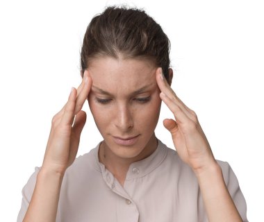 Duygu genç dalgın kadın depresif ve kötü bir baş ağrısı olması, onun tapınaklar dokunuyor