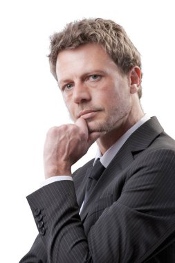 Kendine güvenen bir işletme yöneticisi, eli çenesinde, gülümseyen, girişimci ve kariyer konseptiyle poz veriyor.