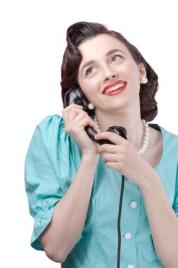 Klasik tarzda bir kadın ahizeyi tutuyor ve telefon görüşmesi yapıyor. Romantik bir telefon görüşmesi yapıyor.