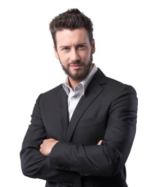 Gri arka planda poz veren kendinden emin genç iş adamı