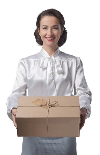 Glimlachend Vintage Vrouw Met Een Mail Perceel Pakket Verzending Levering — Stockfoto