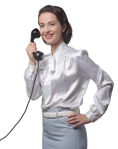 Ελκυστική Vintage Γραμματέας Στο Τηλέφωνο Χαμογελώντας Στην Κάμερα — Φωτογραφία Αρχείου