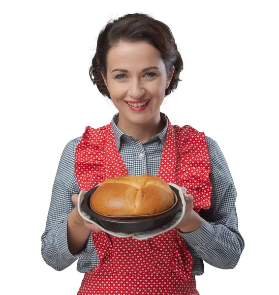 微笑在烤田手持自制蛋糕的老式女人 — 图库照片
